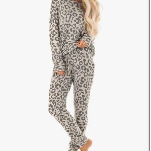 Lounge set leopard never worn S/M